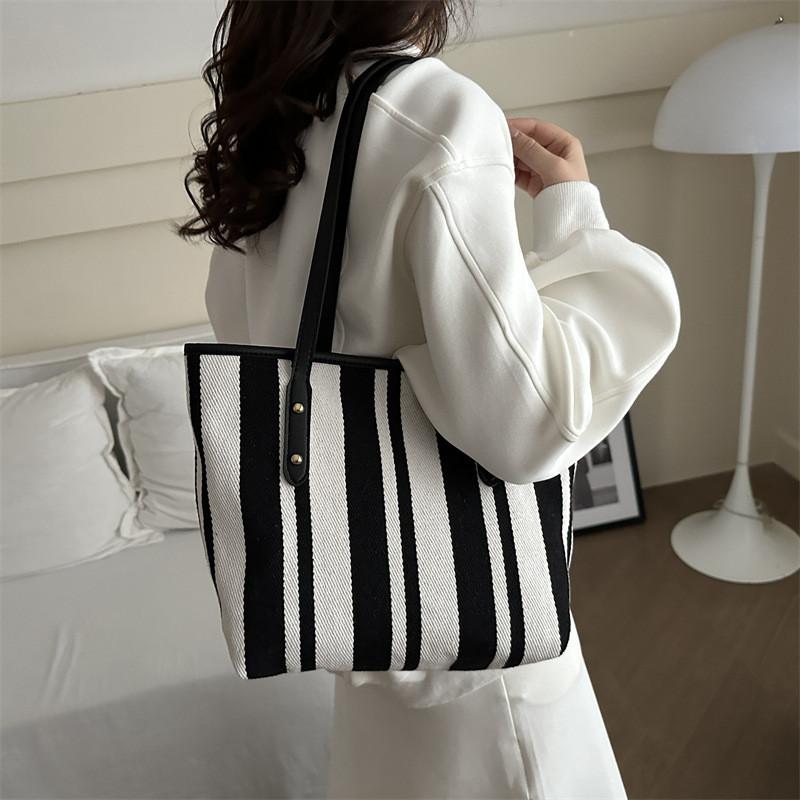 Trendy 2024 Summer Fashionable Canvas Tote Bag With Spacious Interior For Women