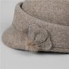 Retro Herbst- und Winter-Damenwolle, elegante dreiblättrige Blume warme kurzkrempige Schirmmütze, kleiner Reiterhut