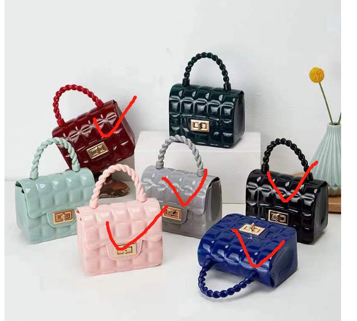 

Летняя женская стеганая сумка кроссбоди из ПВХ в клетку красный