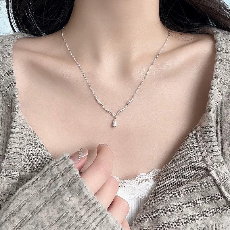 Elegant Water Drop Wave Necklace: Cool, Niche Design for Women with High-End Commute Style and Sophisticated Temperament