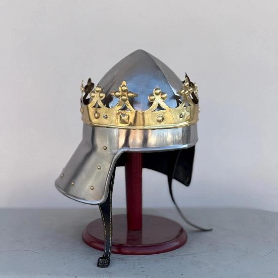 Handgefertigter Stahl-Königshelm mit Messingkrone, inklusive Ständer