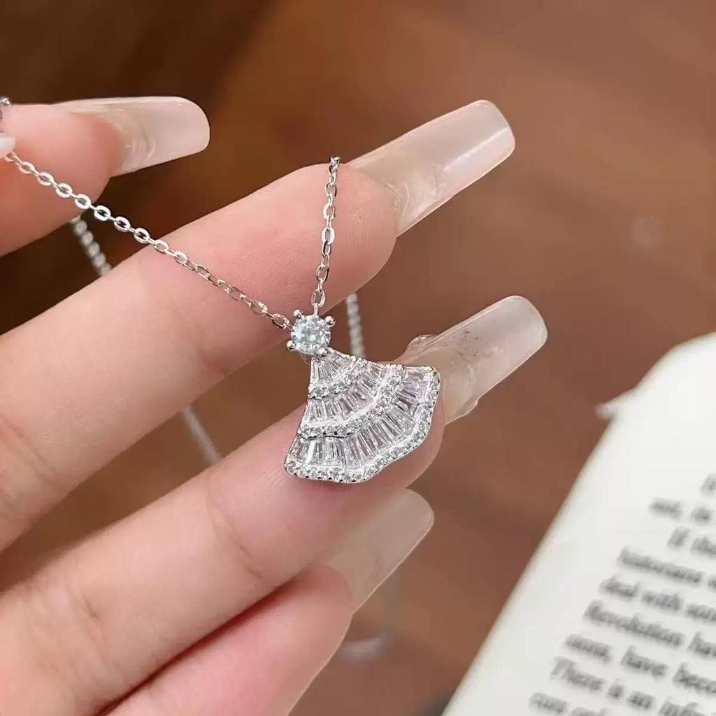 Elegant Fan-Shaped Pendant Necklace: Shiny, Fresh, Unique Clavicle Chain for Women – Versatile and High-End Accessory.