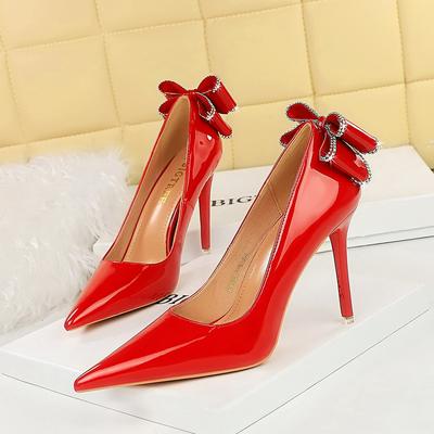 Damen-Bankett-High-Heels, schmale Absätze, flacher Mund, spitzer Lackleder-Rückenbogen, einzelne Schuhe