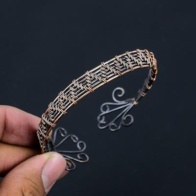 Bracciale rigido di design con polsino avvolto in filo di rame ossidato