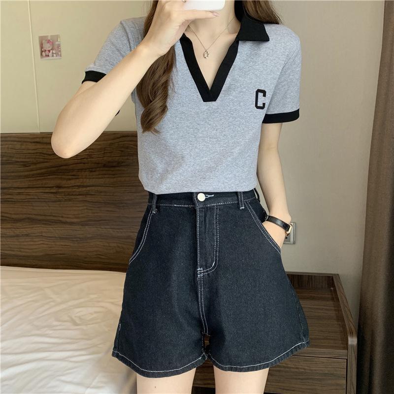 Polo z dekoltem w serek dla kobiet w dużych rozmiarach - Krótki rękaw, Zakrywające brzuch, Wyszczuplający krój, Kolekcja Lato 2025.