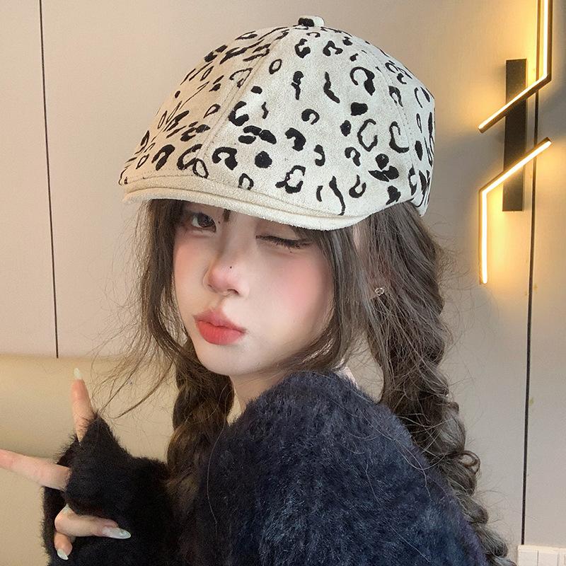 Suede retro duck tongue forward hat autumn and winter American versatile duck tongue beret shows a small face and wears a painter hat