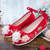 Neue Damen Knöchelriemen Bestickte Schuhe Ethnischer Stil Erhöhte Innere Keile Flache Dreidimensionale Blume Hanfu Schuhe