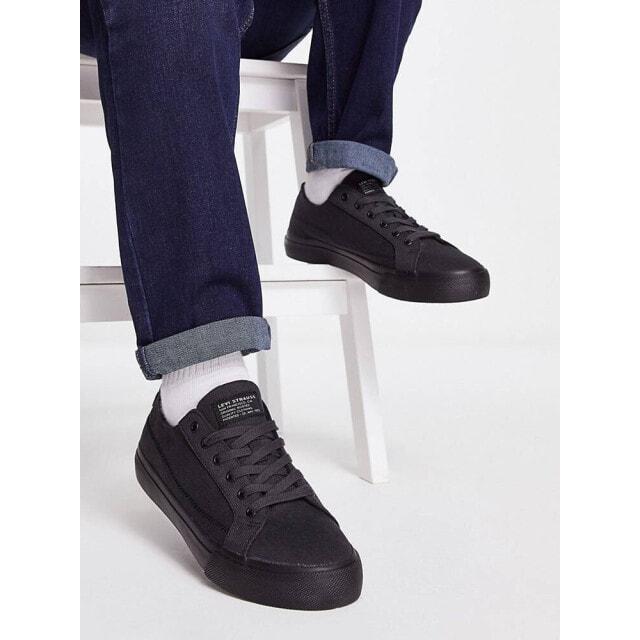 

Черные кроссовки Levi s Deacon с красным логотипом