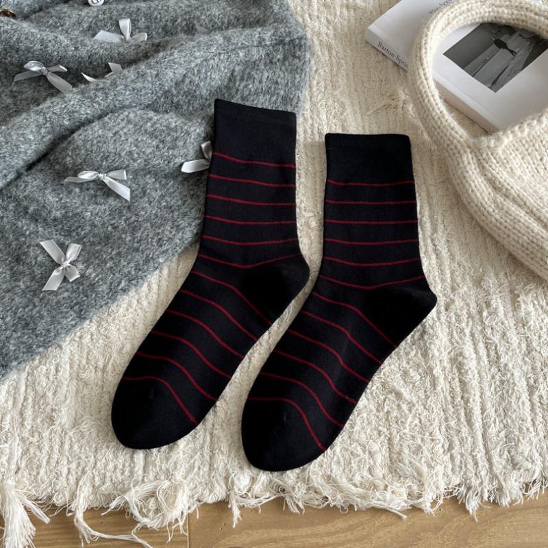 Ladies Autumn and Winter Fashion Simple Sports Leisure All Match Stripe Boneless In The Tube Pile Socks