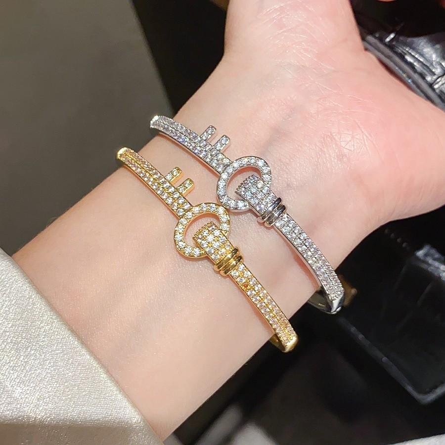 Luxury Silver Plated Zircon Keyring Bracelet For Women Stylish Accessory