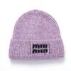 Miu Prémiová podzimní/zimní vyšívaná vlněná čepice s ochranou uší