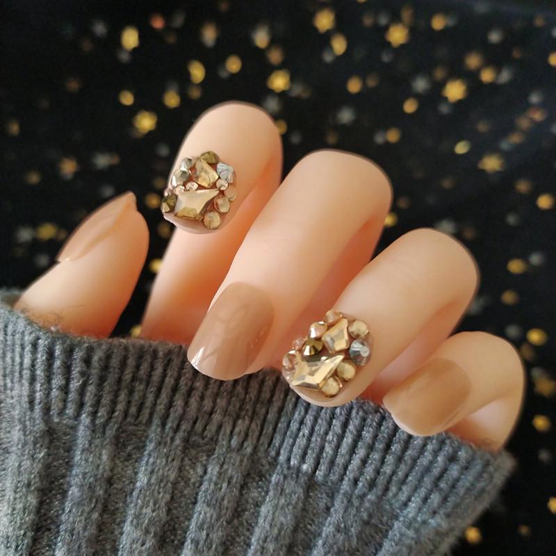 

Набор из 24 штук накладных ногтей цвета молочного чая, шампанского золота, с бриллиантовым прессованием и белыми наклейками для нейл-арта