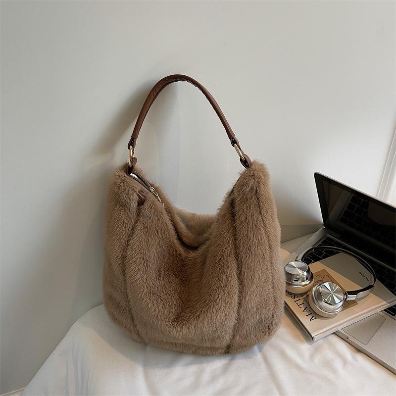 

Fashion single shoulder popular bag 2025 autumn and winter new trend niche design foreign style portable tote bag коричневый