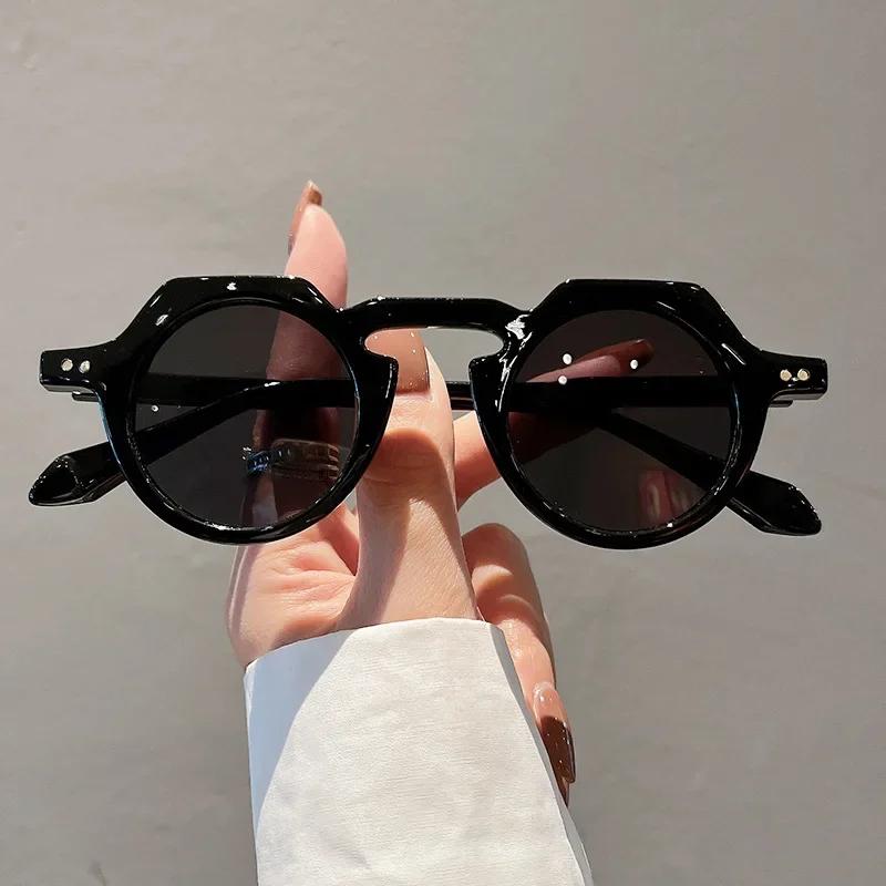 New Round Small Frame Luxury Brand Designer Sunglasses Women For Men Fashion Vintage Popular Sun Glasses Punk Rivet Shades Uv400