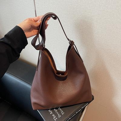 En modeväska med stor kapacitet för damer, som kan bäras över axeln, i handen eller som crossbody.