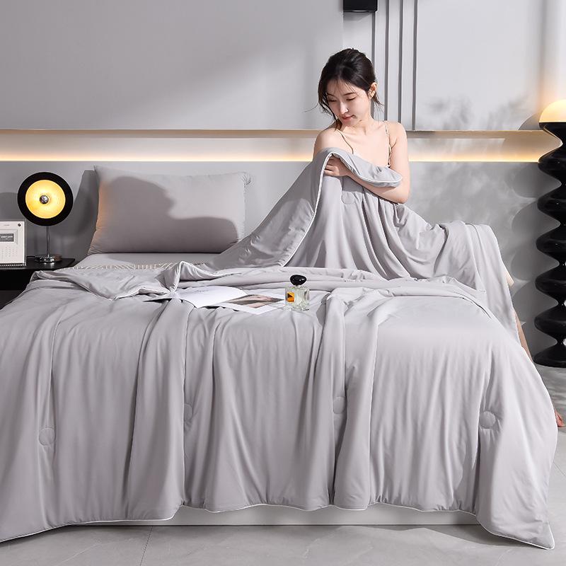 Class A Silk Summer Quilt: Antibacterial, Skin-Friendly, Solid Color for Mother and Baby, Ideal for Air Conditioning, Spring, and Autumn.