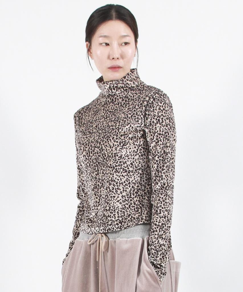 Deumakeu Leopard High-Neck Long Sleeve Tee - Beige