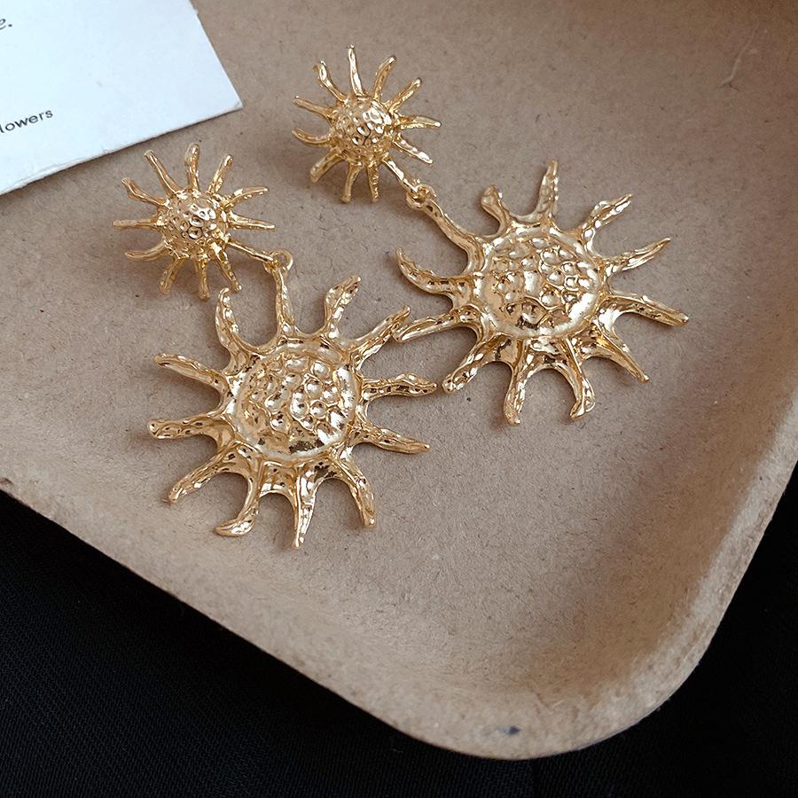 

European and American silver needle metal pleated sun pendant earrings simple fashion stud earrings light luxury high-end earrings women
