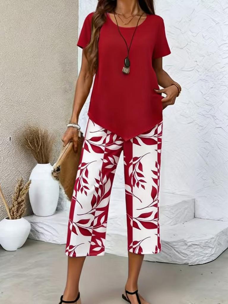 Hellblaues Zweiteiler-Set mit kurzen Ärmeln, Cropped-Top und bedruckter Hose