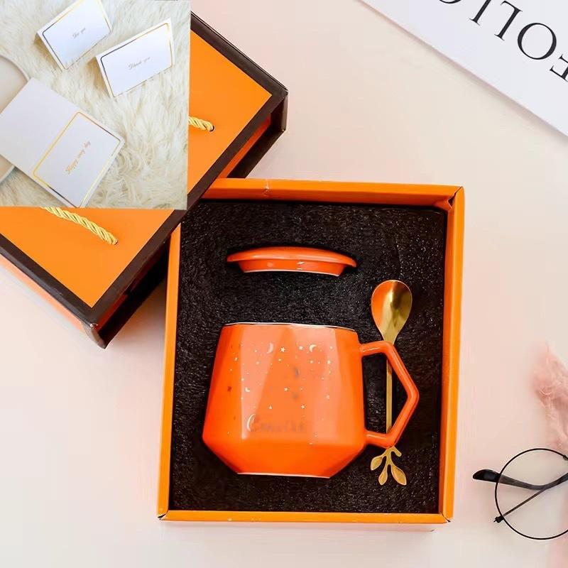 

Творческая индивидуальность трендовая кофейная чашка в скандинавском стиле керамическая чашка с крышкой и ложкой офисный стакан для воды подарочный набор белый