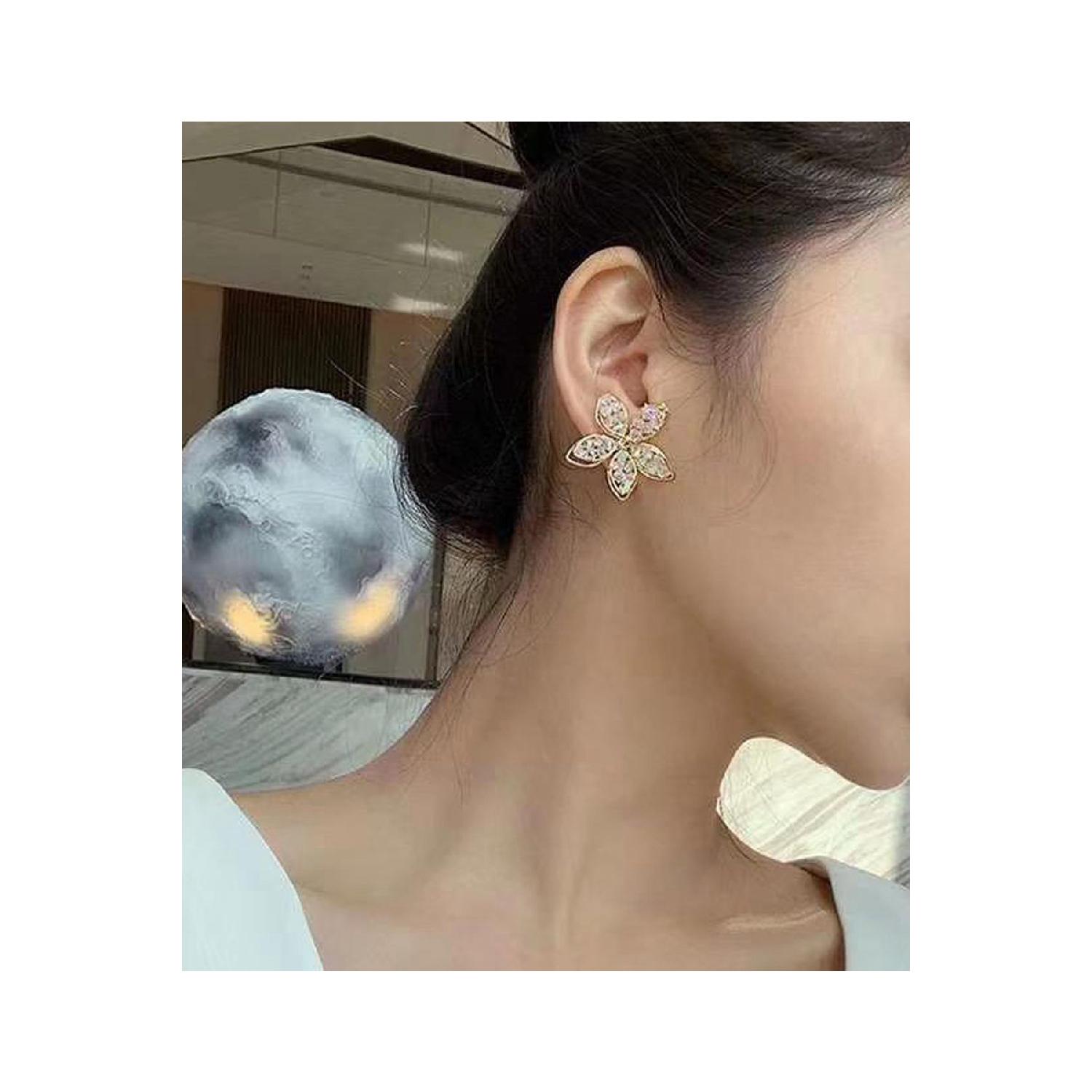 

Design Flower Earring With Crystal Spiral Inside золотий