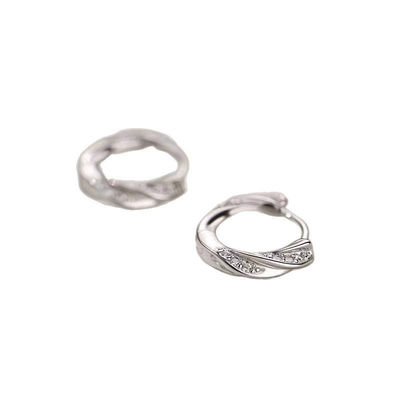 Vintage Möbius Drehende Zirkon Ohrringe Nische Minimalistische Mode Erschwingliche Zarte Farbecht Langlebige Legierung Damen Tägliche Vielseitige Ohrringe