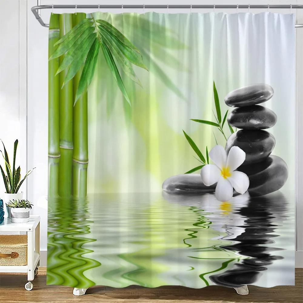 Rideaux de douche en bambou vert zen, fleurs d'orchidée violette et papillons, plantes, pierre noire, décor de salle de bain en tissu avec paysage naturel de spa