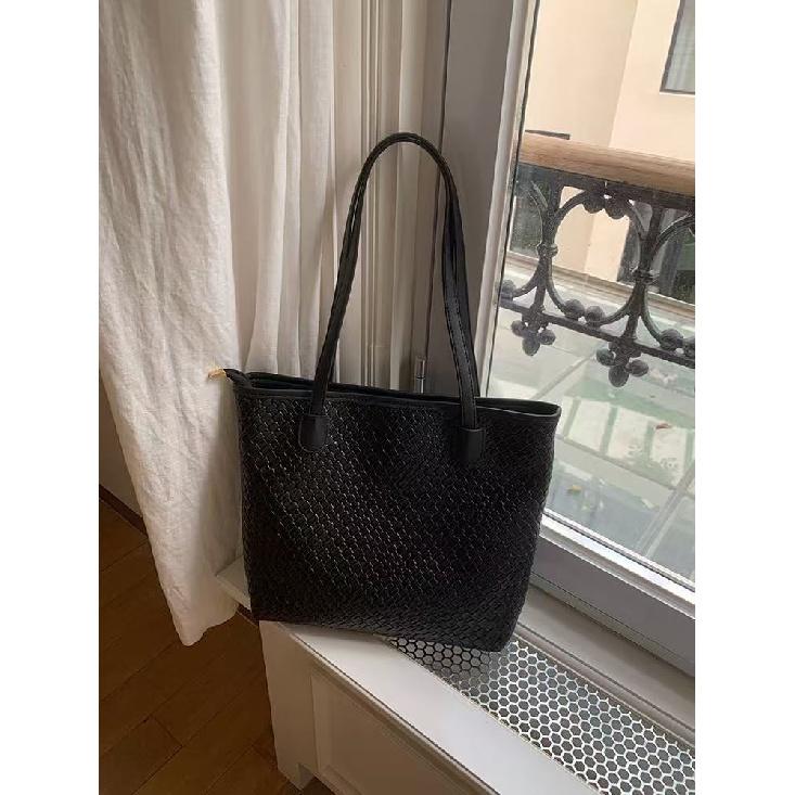 

Large Capacity Woven Tote Bag for Women 2025 New Trendy Fashion Versatile Shoulder Bag High-Quality Commuter Bag Black woven texture