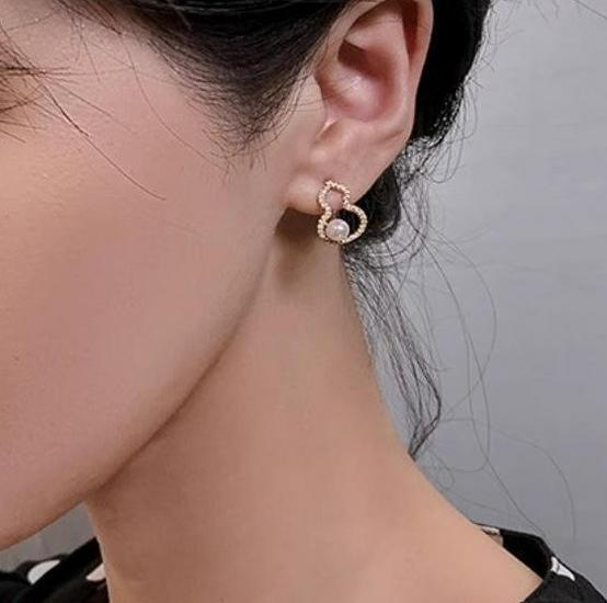 Minimalist Silver Pearl Gourd Stud Earrings - Versatile Fashion Style for Women