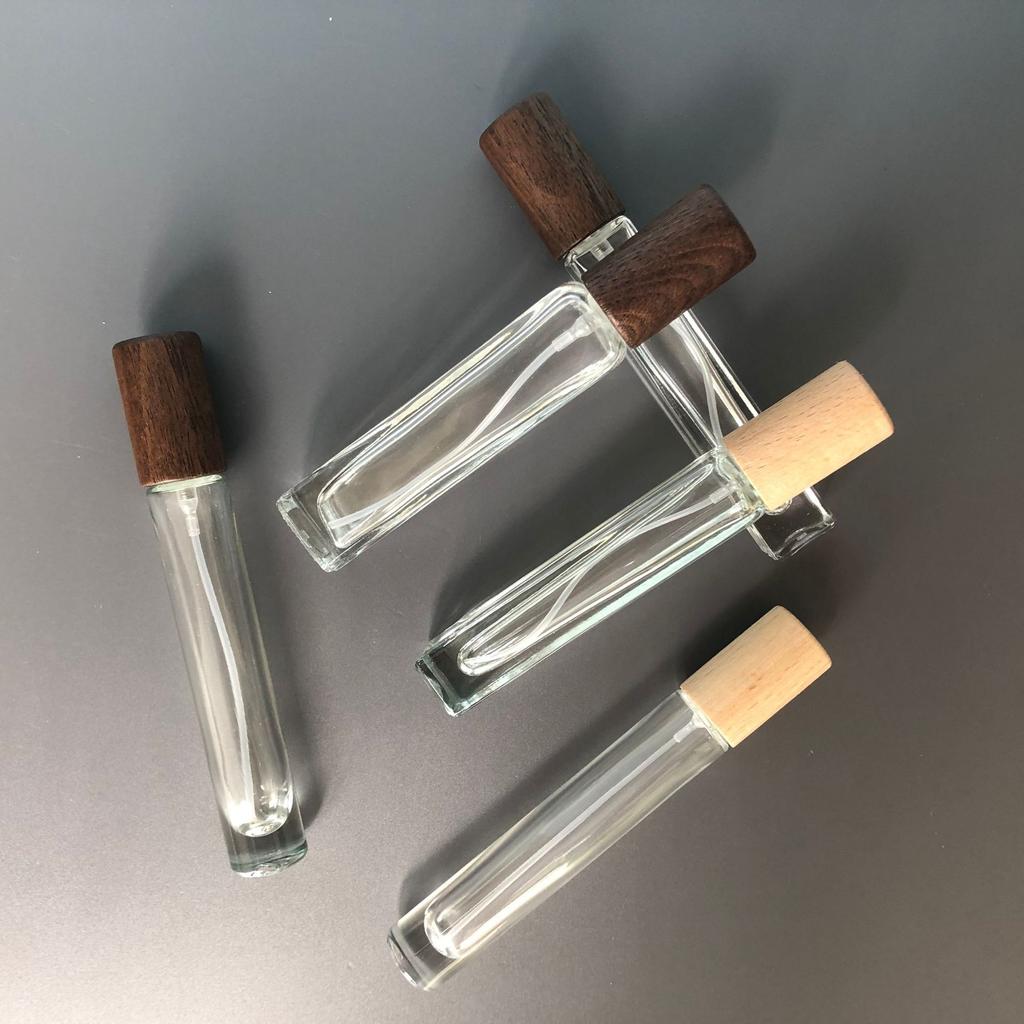 10/15ml Premium Glass Perfume Spray with Walnut Beech Cap, Portable Refillable Travel Atomizer for Cosmetics