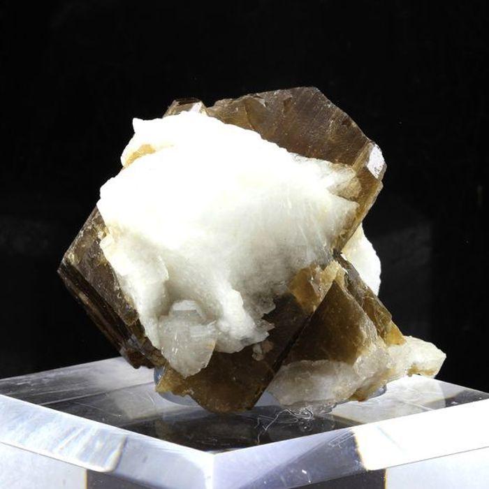 Pierres et Minéraux. Mesitite, Orthose, Apatite. 370.0 ct. Linópolis, Minas Gerais, Bresil.