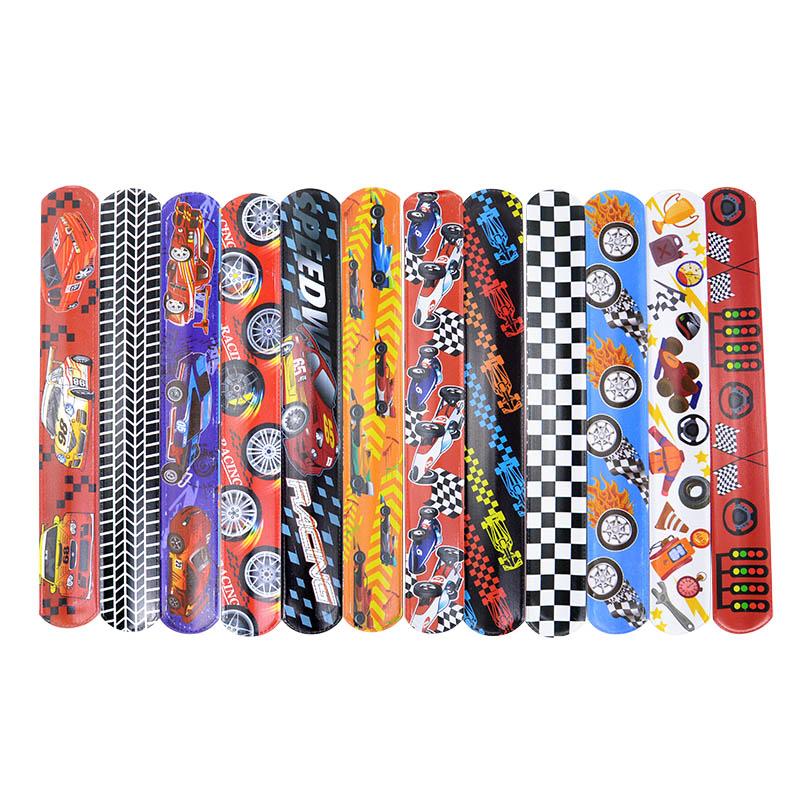 12er-Set Rennwagen-Klatscharmbänder – Geschenk für Gäste – Fröhliche Kinder – Jungen – Rennwagen-Motto – Geburtstagsdekoration – Kariert