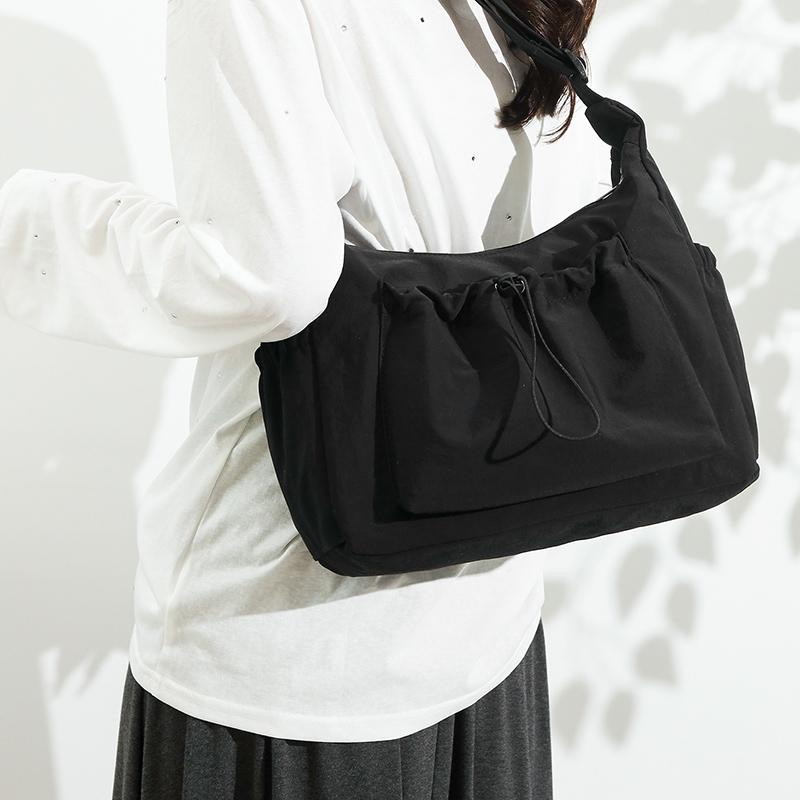 Stilvolle Damen Crossbody-Tasche mit Zugband Modische Umhängetasche mit sicherem Reißverschluss & dekorativem Anhänger