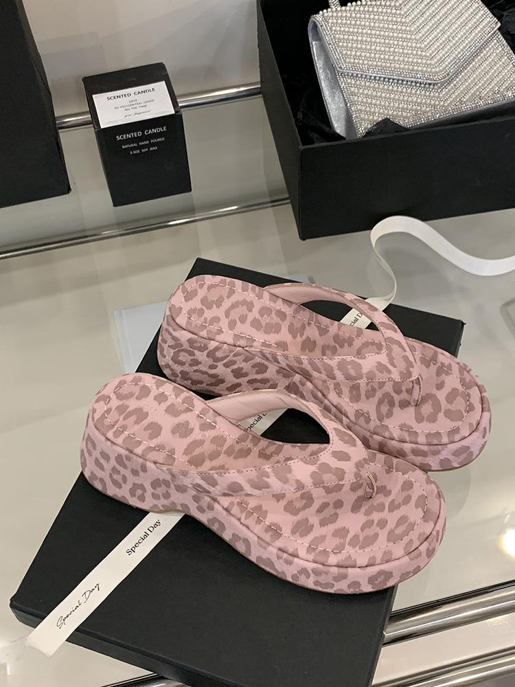 Fashion 2025 Summer New Women Comfort Flip-Flop Leopard Soft Thick-Soled Cloud Slippers Travel Vacation Beach Shoes New Women Sandals