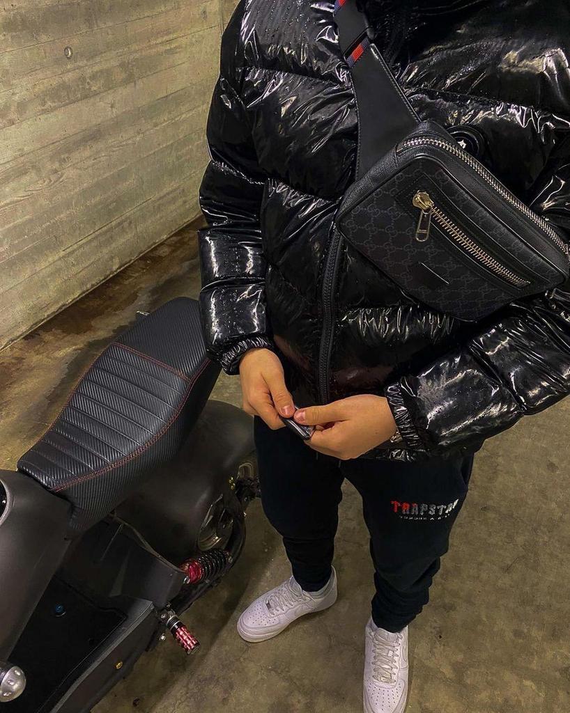 Trapstar Schwarze, glänzende Baumwolljacke mit abnehmbarer Kapuze – Vielseitige Oberbekleidung im amerikanischen Retro-Stil