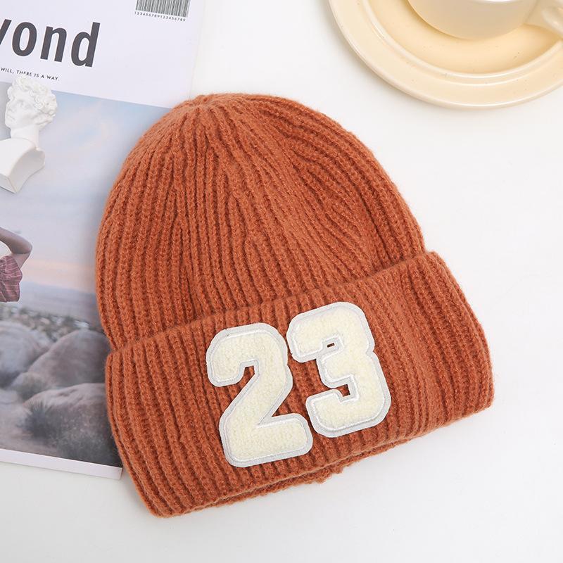 

Новая шапка для женщин, зимняя теплая, с плюшем, утолщенная вязаная шапка, корейский стиль, для студентов, парная, с нашивкой, цифровая, пуловер, шапка от холода One Size