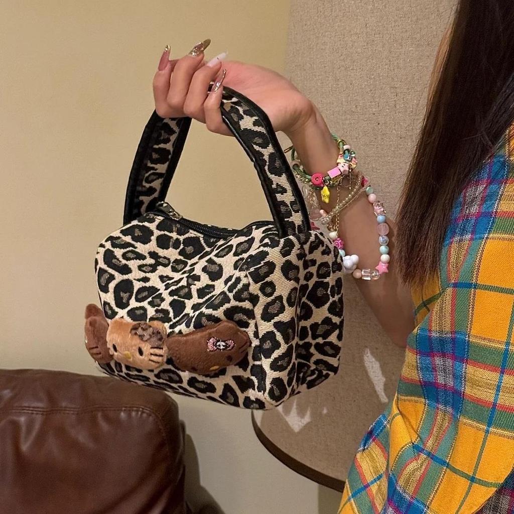Nova Necessaire Hello Kitty Estampa de Leopardo Bolsa de Mão Pelúcia Gato KT Bolsa de Maquiagem Portátil para Viagem Bolsa de Armazenamento Fofa para Viagem