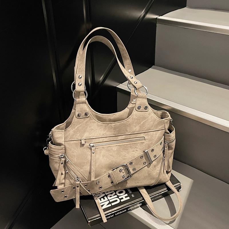Retro rivet locomotive bag, large-capacity textured shoulder bag, high-end versatile messenger bag, underarm handbag, tote bag.