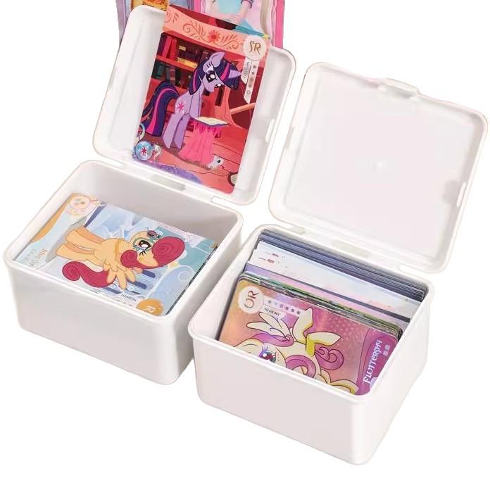 Multifunktionale Flip-Top Aufbewahrungsbox Weiß für Anime-Karten und Hüllen - Staubdichter Organizer