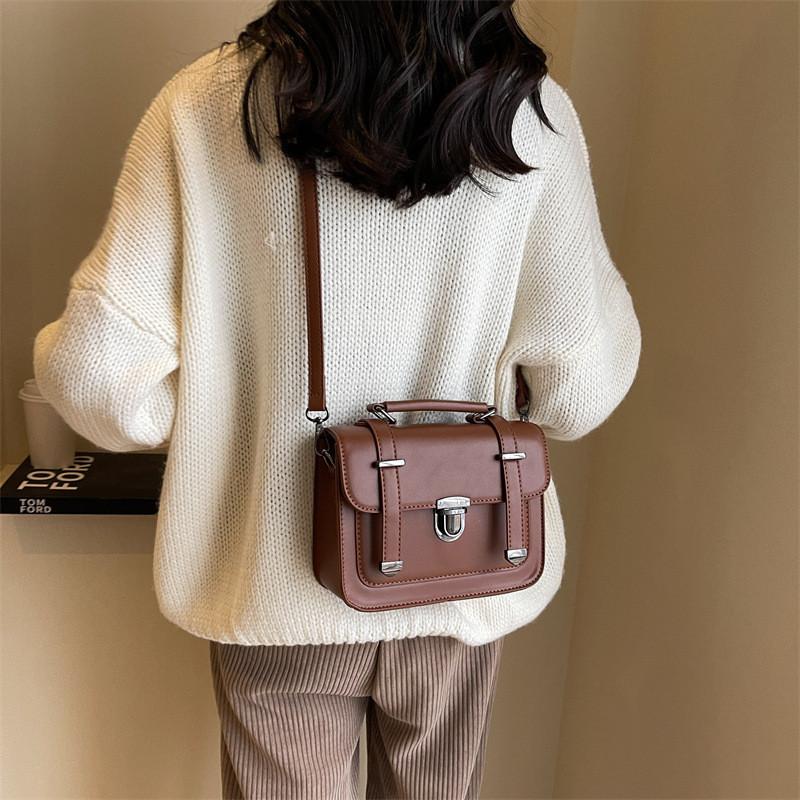Women s 2023 New College Messenger Bag Retro Texture Handbag Large Capacity Backpack коричневый