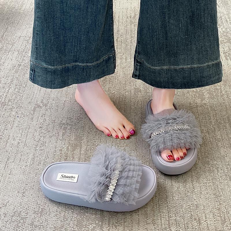 French Small Fragrant Style Slippers Women's Summer Wear 2025 New Internet Celebrity Fashion Rhinestone Thick Bottom Beach Sandals