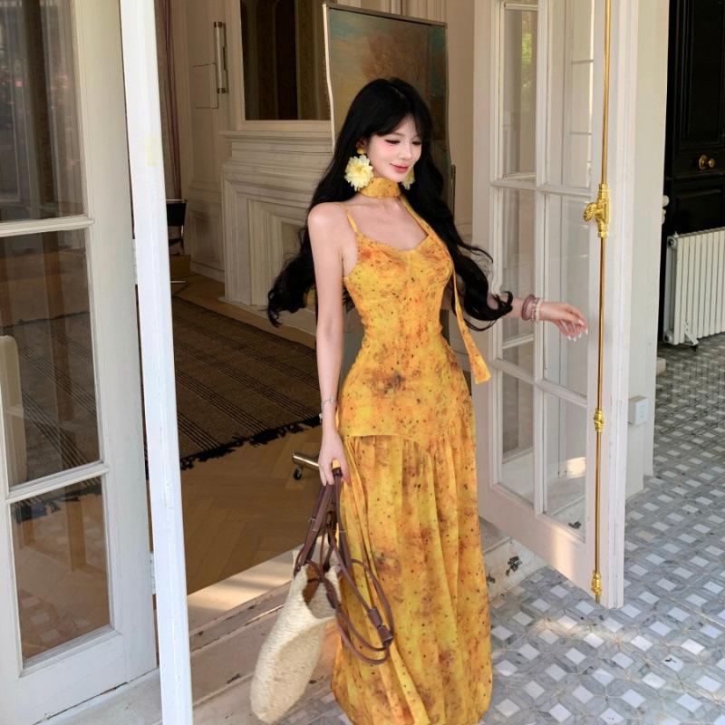 French seaside vacation atmosphere yellow smudged floral V-neck dress women's suspender photo dress summer