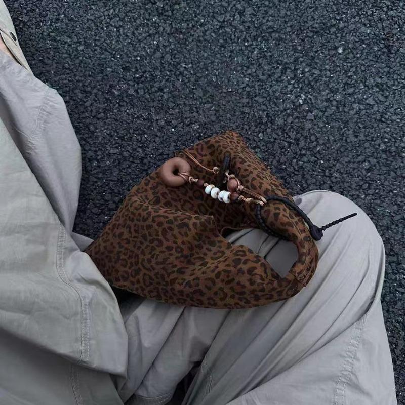 Autumn and winter new niche leopard print design triangle bag versatile commuting large capacity retro shoulder handbag