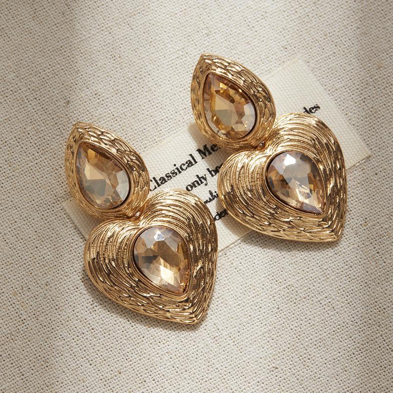 Retro Metal Texture Love Earrings, High-End Women'S Exaggerated Diamond-Set Earrings, Light Luxury Fashion Earrings.