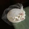 2025 Nieuwe Franse Witte Vintage Mini Fascinator Hoed Bruids Kant Net Bruiloftssluier Kapje voor Dames