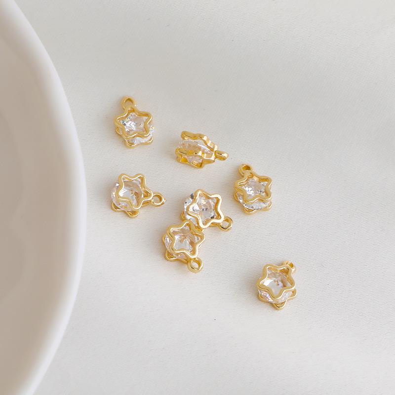 Сердечко с цирконием, заполненное 14-каратным золотом, с подвеской-звездочкой и цветком на двойном зажиме