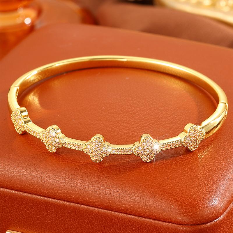 Women's hot-selling bracelets, copper-plated fashionable and simple bracelets, zircon inlaid temperament women's bracelets, popular bracelets.