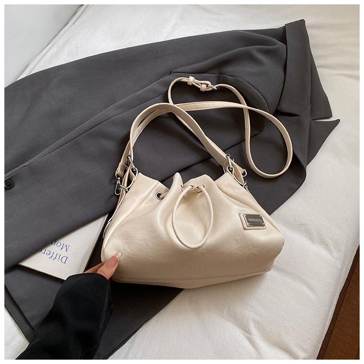 

2025 осень новая нишевая сумка на плечо высокой ценности корейская версия ленивый ветер легкая сумка под мышкой большая вместимость сумка-мессенджер