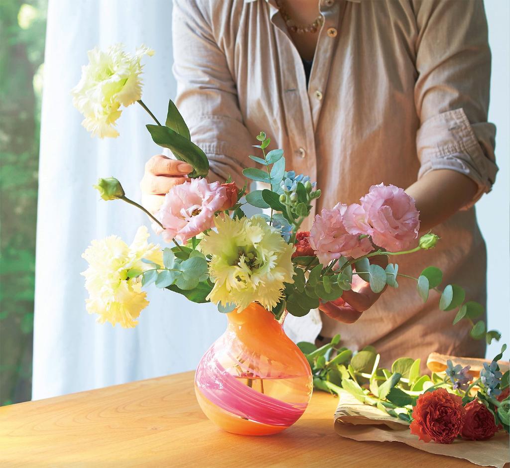 ADERIA Tsugaru Vidro Hana Hikari Flower Vase Bouquet Pot Orange (Gift Box Included) Made in Japan. Stylish glass vase, perfect for single flower arran