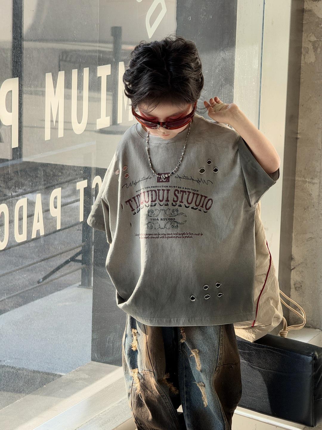 

Лето 2025 Мальчиковая футболка с коротким рукавом в стиле ретро с градиентной окраской и рваным эффектом 110 cm